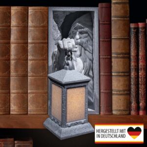 Buchstütze Zauberer Laterne zwischen Büchern im Regal
