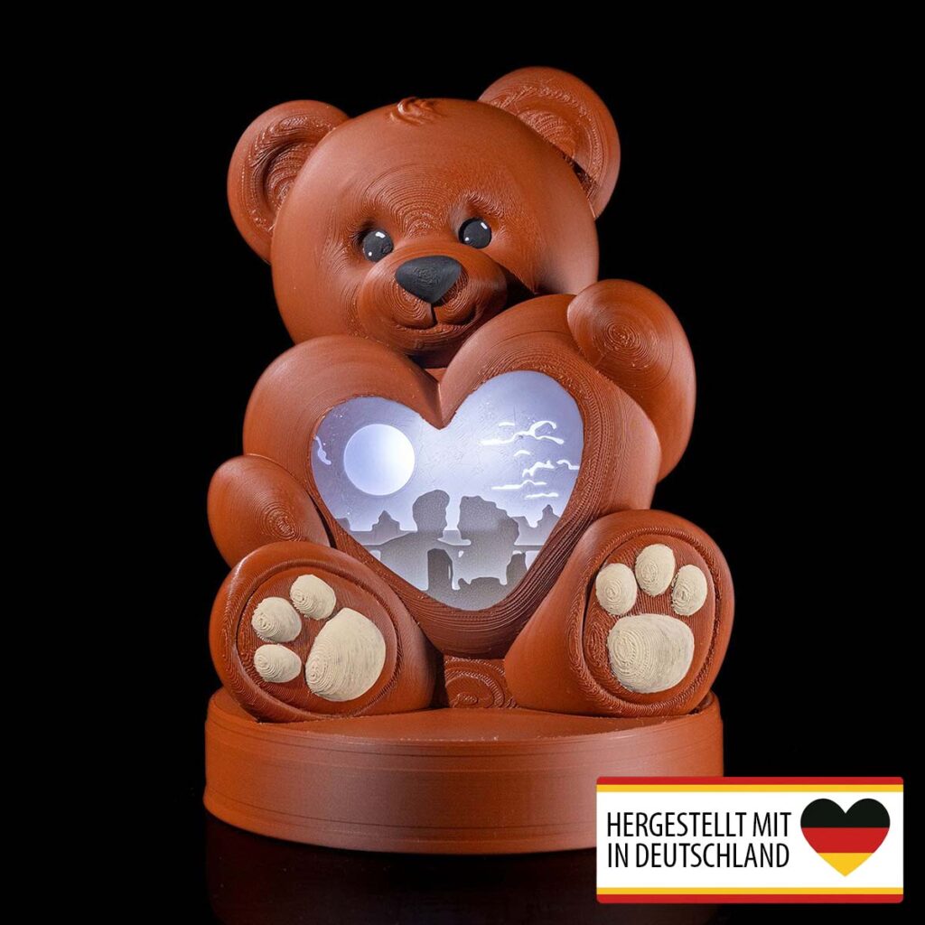 Frontansicht des Diorama Bärs mit beleuchtetem Herz und romantischer Silhouetten-Szene.