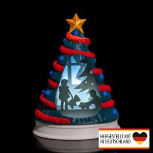 Beleuchteter Diorama Weihnachtsbaum mit kindlicher Geschenkeszene, nachhaltiger 3D-Druck aus Deutschland.