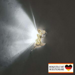 Leuchtende Elfen Wandlampe mit hellem Lichtfächer an der Wand