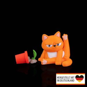 Vorderansicht der orangefarbenen Katzenfigur neben einem umgekippten Blumentopf.