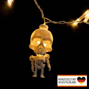Halloween Skelett Lichterketten-Aufsatz aus nachhaltigem PLA im leuchtenden Einsatz an einer warmweißen Lichterkette.
