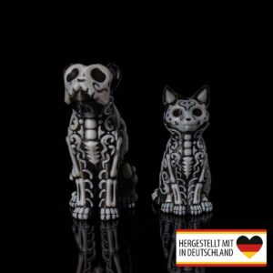 Skelettfigur von Katze und Hund im kunstvollen Schwarz-Weiß-Design.