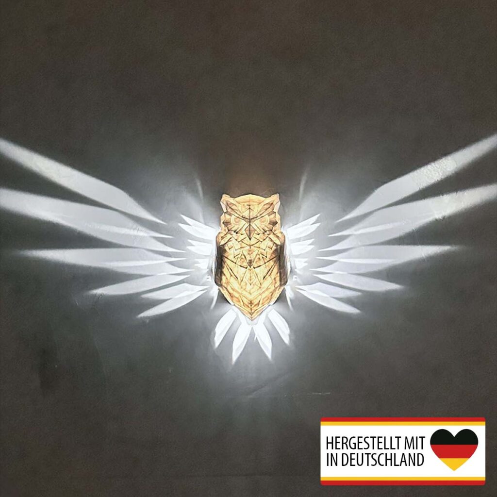 Leuchtende Wandlampe Eule „Nachteule“ mit ausstrahlenden Flügellichtern an der Wand