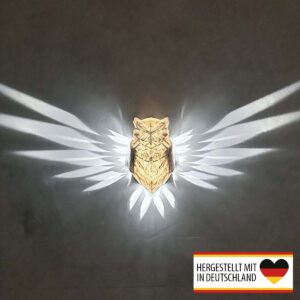 Leuchtende Wandlampe Eule „Nachteule“ mit ausstrahlenden Flügellichtern an der Wand