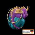 Weihnachtsbaumschmuck niedlicher Drache auf der Kugel - Magischer Blickfang