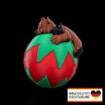 Weihnachtsbaumschmuck entspannter Bär auf einer Weihnachtskugel - Dein humorvoller Festtagsbegleiter