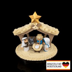 Weihnachtskrippe mit Maria, Joseph und Jesuskind im Stall