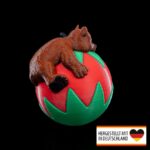 Weihnachtsbaumschmuck entspannter Bär auf einer Weihnachtskugel - Dein humorvoller Festtagsbegleiter