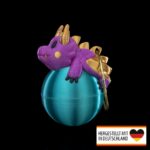 Weihnachtsbaumschmuck niedlicher Drache auf der Kugel - Magischer Blickfang