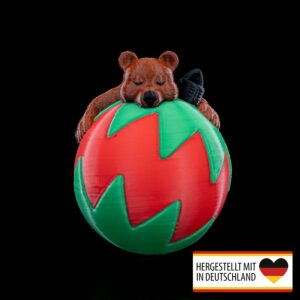 Humorvoller Weihnachtsbaumschmuck mit entspanntem Bär auf Kugel
