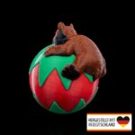 Weihnachtsbaumschmuck entspannter Bär auf einer Weihnachtskugel - Dein humorvoller Festtagsbegleiter